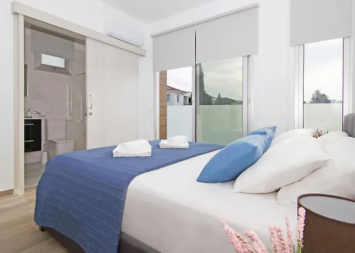 Thea Athena - Walking To The וילה