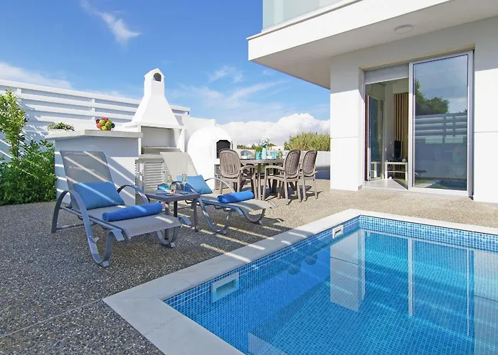 Thea Athena - Walking To The וילה *