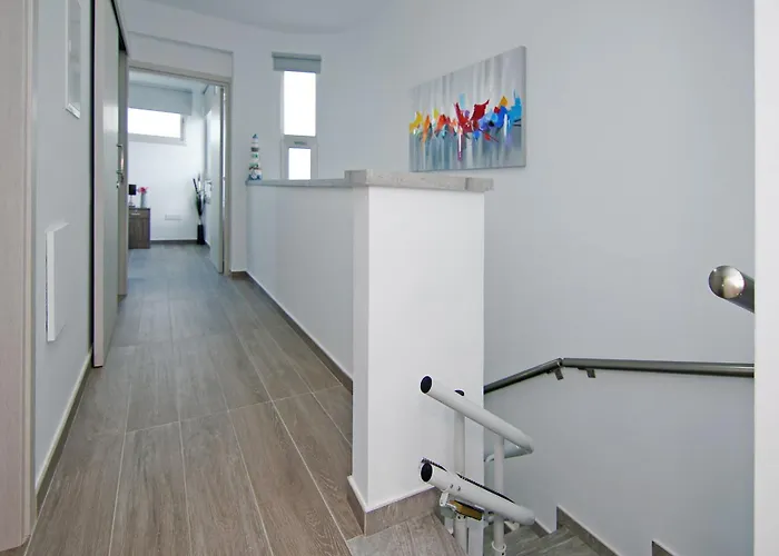 Thea Athena - Walking To The פאראלימני