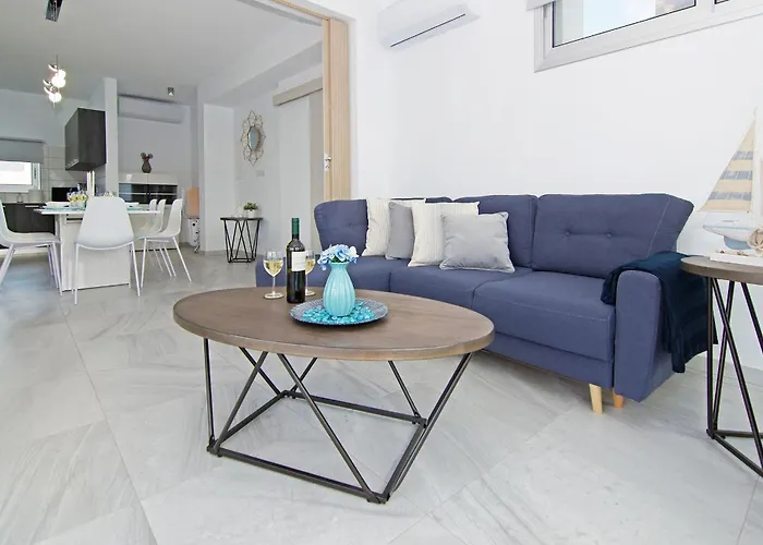 Thea Athena - Walking To The וילה פאראלימני