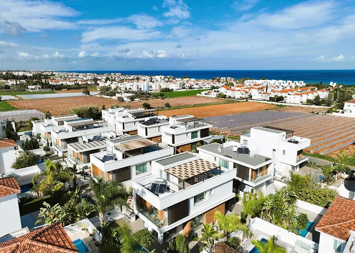 Thea Athena - Walking To The וילה