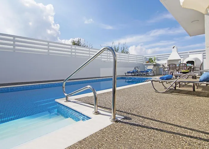 וילה Thea Athena - Walking To The *