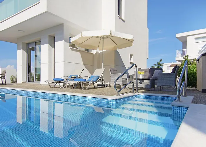 וילה Thea Athena - Walking To The