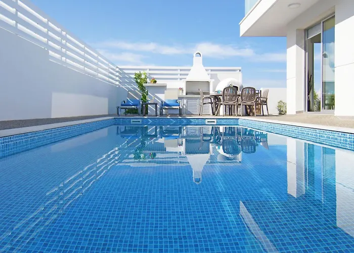 Thea Athena - Walking To The וילה *