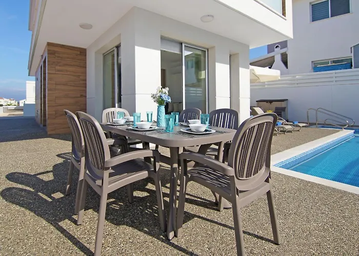 וילה Thea Athena - Walking To The