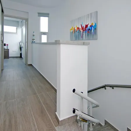 Thea Athena - Walking To The 파라림니