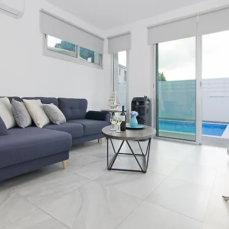 Thea Athena - Walking To The 빌라 *