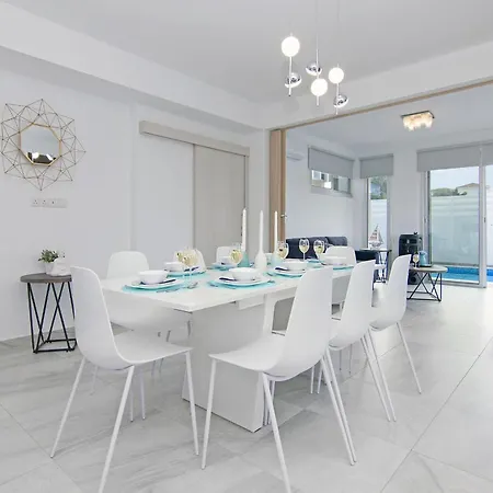 Thea Athena - Walking To The 빌라 파라림니