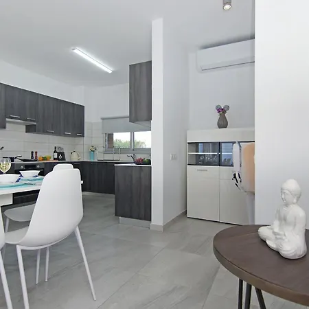 Thea Athena - Walking To The 파라림니