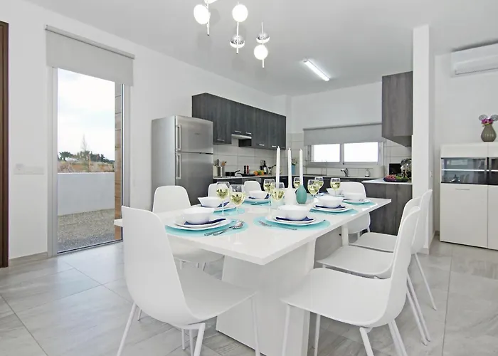 Thea Athena - Walking To The Vilă *