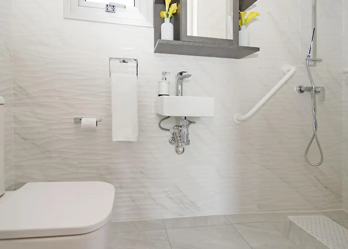 Vilă Thea Athena - Walking To The Paralimni