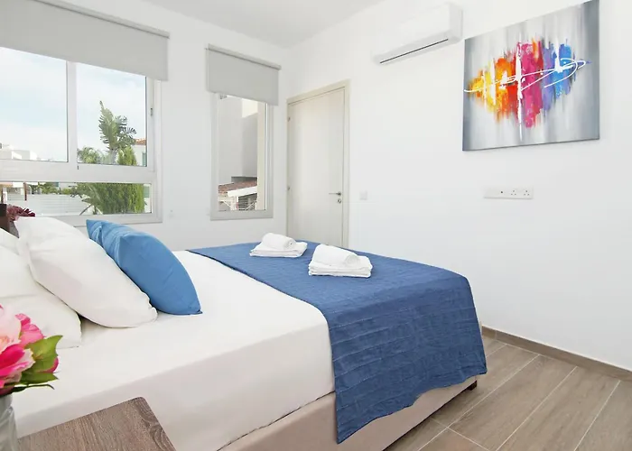 Thea Athena - Walking To The Vilă Paralimni