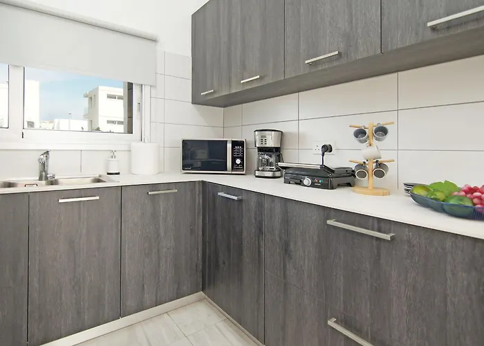 Thea Athena - Walking To The Paralimni