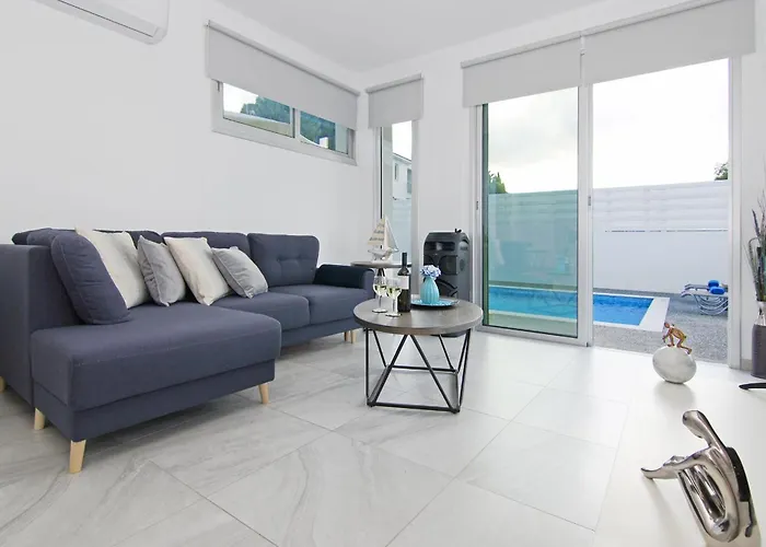 Thea Athena - Walking To The Vilă *