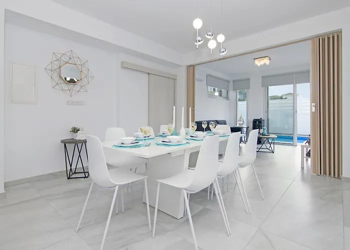 Thea Athena - Walking To The Vilă Paralimni