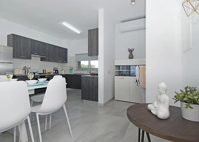 Thea Athena - Walking To The Paralimni