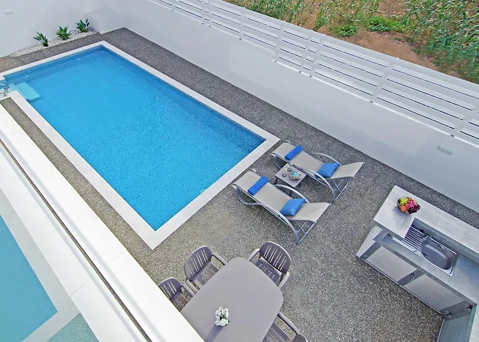 Vilă Thea Athena - Walking To The