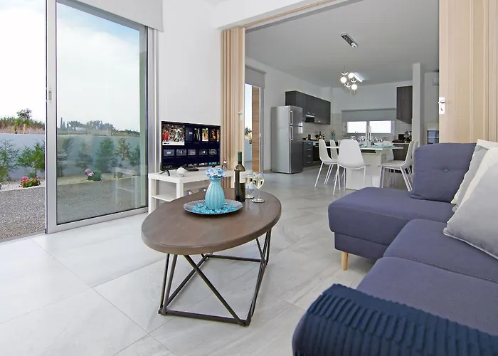 Thea Athena - Walking To The Vilă *