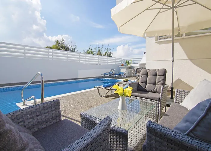 Thea Athena - Walking To The Paralimni