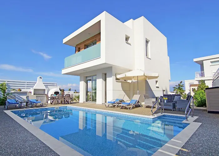 Thea Athena - Walking To The Vilă